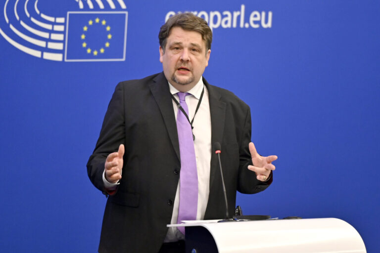 Dennis Radtke bei einer Pressekonferenz zu den Ergebnissen des Trilogs zum Mindestlohn im Europäischen Parlament. Er ist ein entschiedener Gegner der AfD. Straßburg, 07.06.2022