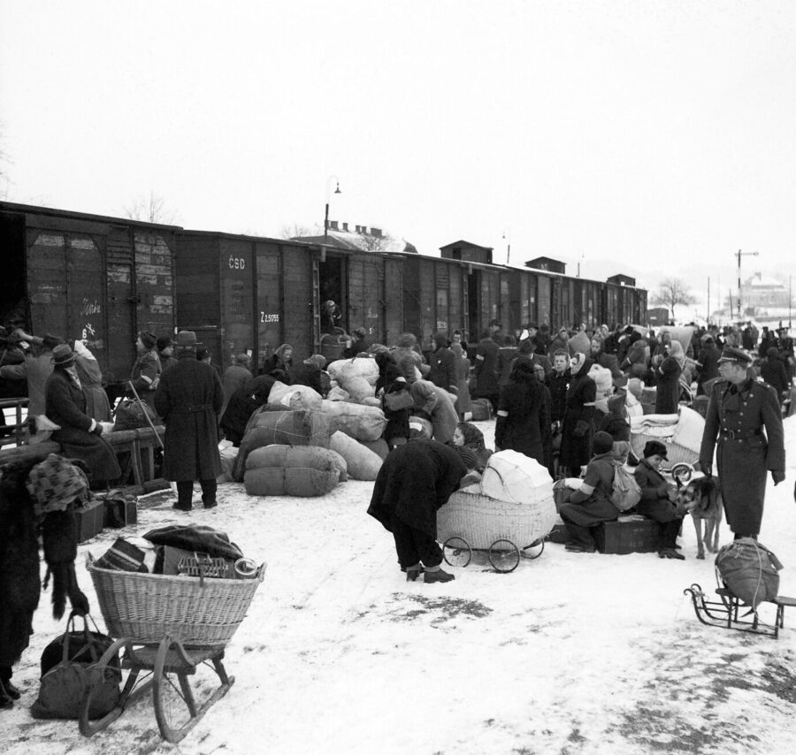 Vertriebene Sudentendeutsche warten auf den Abtransport: Andere wurden im Lager Rabstein ermordet.