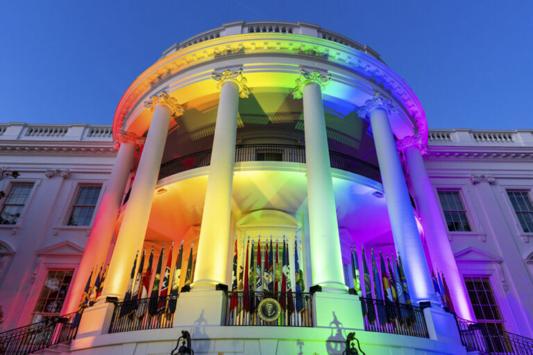 Das Weiße Haus in Washington in Regenbogenfarben beleuchtet (Dezember 2022): Eine Gegenbewegung zur Wokeness nimmt Fahrt auf. (Themenbild)