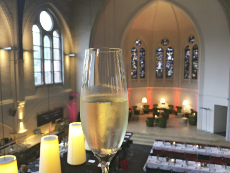 Sekt statt Meßwein: Wenn die Christen die Kirche verlassen, werden die Gebäude wie hier in Bielefeld mitunter als Restaurant genutzt (Archivbild).
