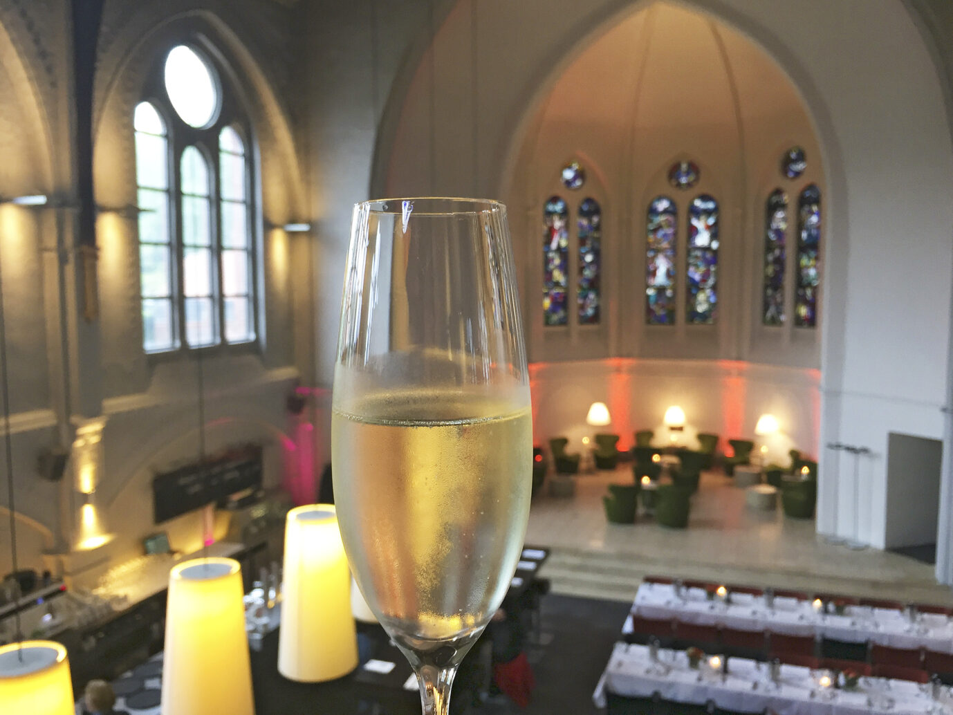 Sekt statt Meßwein: Wenn die Christen die Kirche verlassen, werden die Gebäude wie hier in Bielefeld mitunter als Restaurant genutzt (Archivbild).