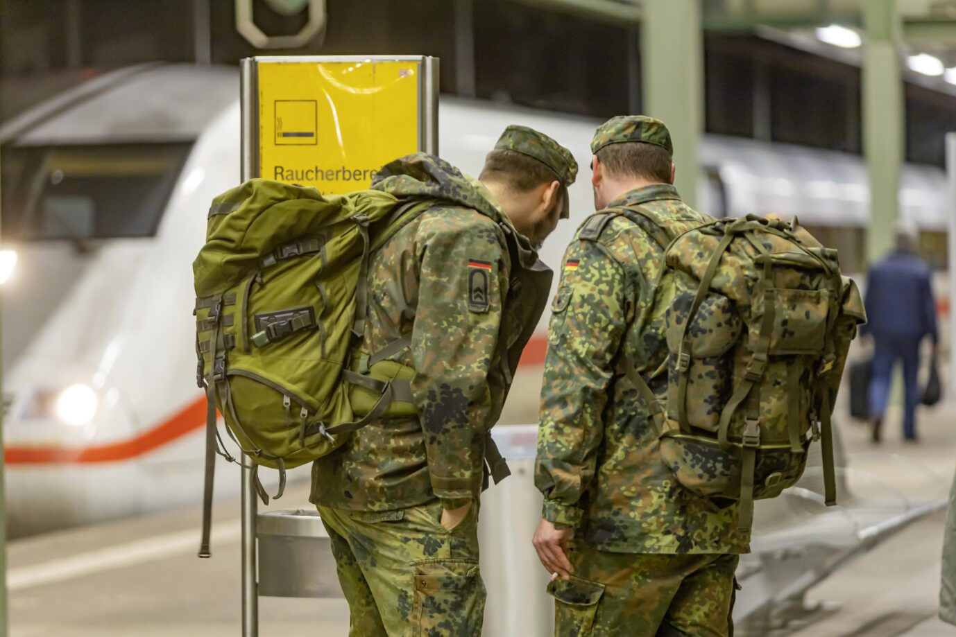 Bundeswehr-Soldaten an einem Bahnsteig