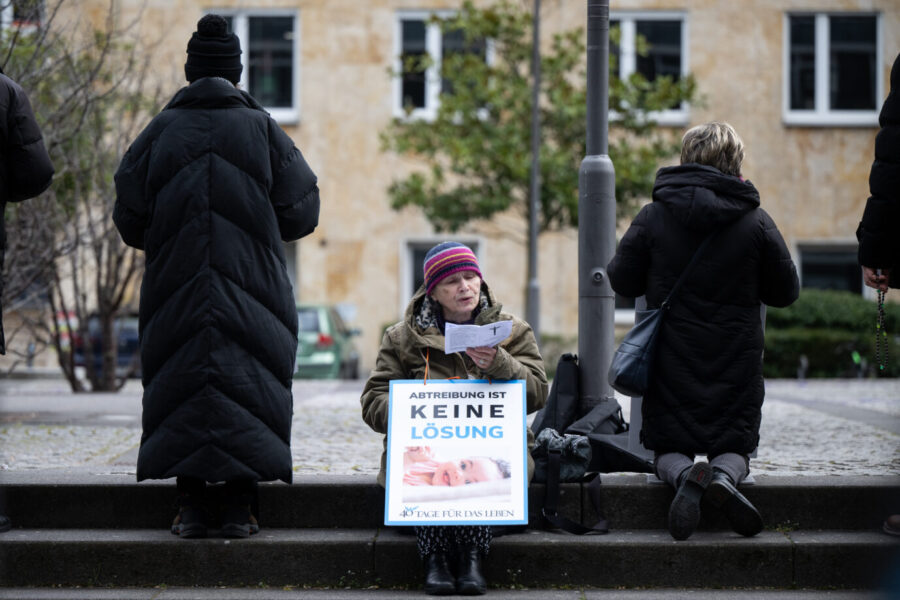 Christliche Lebensschützer bei einer Mahnwache vor einer Beratungsstelle