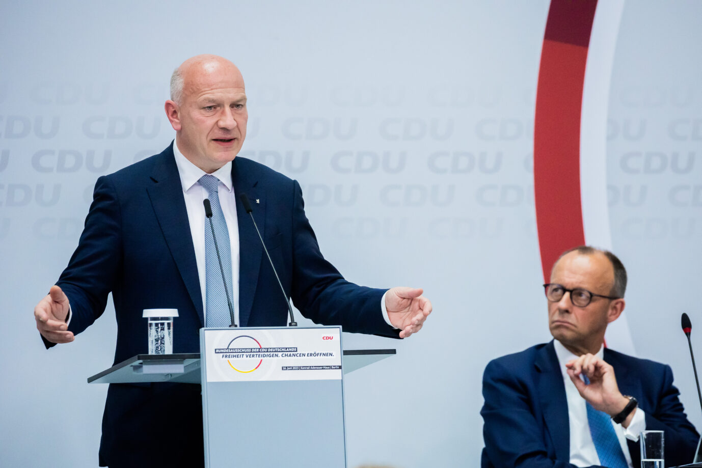 Kai Wegner (CDU, l), Regierender Bürgermeister von Berlin, spricht neben Friedrich Merz, CDU-Bundesvorsitzender, beim CDU-Bundesausschuss im Konrad-Adenauer-Haus. Bei dem Kleinen Parteitag sollen die 158 Delegierten unter anderem über zwei Leitanträge des Bundesvorstandes entscheiden und auch der Grundsatzprogrammprozess der Partei dürfte Thema sein. Bundeskanzler Friedrich Merz beäugt kritisch eine Rede von Berlins Regierendem Bürgermeister Kai Wegner. Die Hauptstadt folgt nicht den Empfehlungen der Bundesregierung. Foto: picture alliance/dpa | Christoph Soeder