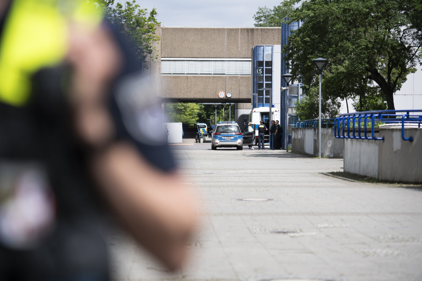 Polizisten und Einsatzfahrzeuge vor einem Schulgebäude in Berlin-Kreuzberg, Symbolbild zu einem antisemitischen Vorfall an einer Schule. Polizeiwagen vor einer Schule in Berlin-Kreuzberg: Nach einem Angriff auf eine Lehrerin ermittelt der Staatsschutz. Foto: picture alliance/dpa | Christophe Gateau