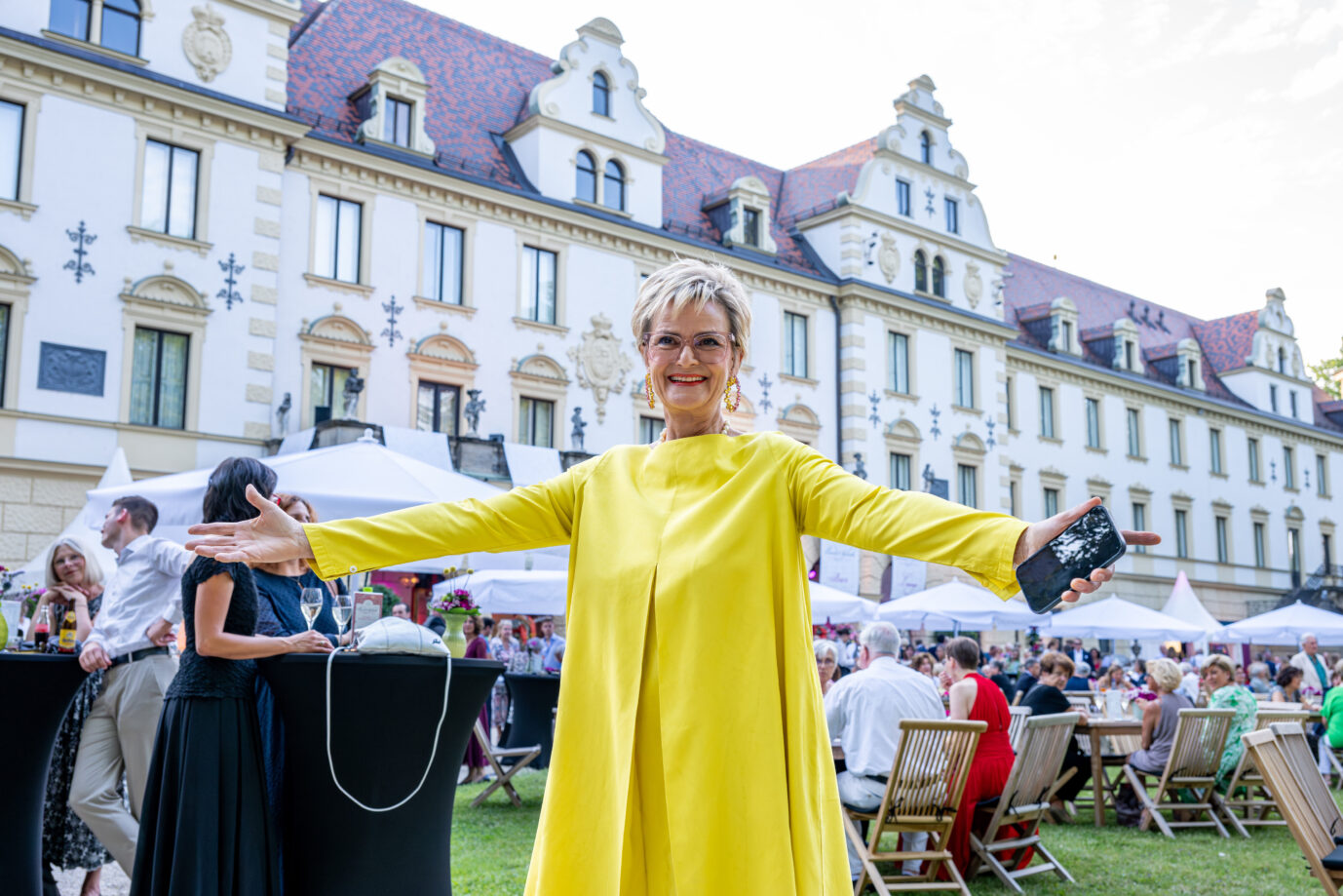 Fürstin Gloria von Thurn und Taxis vor Schloss St. Emmeram