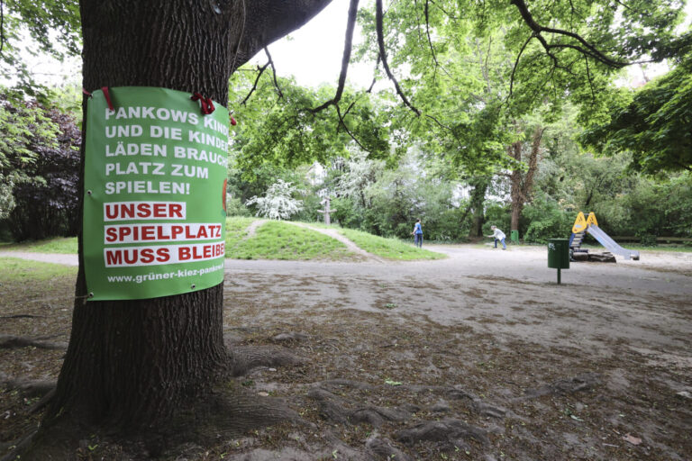Blick auf die Wohngrünfläche der Ossietzkystraße - Am Schlosspark - Kavalierstraße - Wolfshagener Straße im Bezirk Pankow. Eine von dem landeseigenen Unternehmen Gesobau hier geplante massive Wohnbebauung wurde nach starken Protesten vom Bezirk nicht genehmigt. In Berlin gibt es zu wenige Wohnungen.
