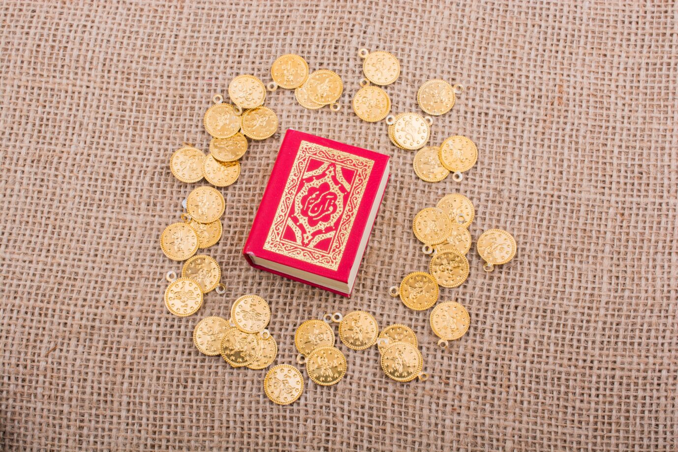 Bei der Hochzeit versprach ein Iraner seiner Frau das Blaue vom Himmel - und 1.000 Goldmünzen. Nach der Scheidung will diese nun ausbezahlt werden. Foto: picture alliance / imageBROKER | unknown