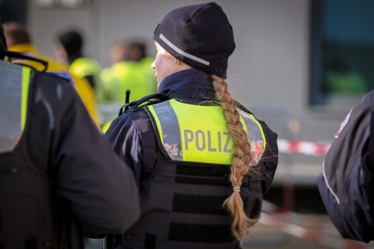 03.12.2023, Düsseldorf, Symbolbild Polizeieinsatz. Bewaffnete Polizisten mit Schutzweste auf Streife. Das Bundeskriminalamt (BKA) veröffentlicht jedes Jahr im Frühjahr die neue Statistik. Laut Kriminalstatistik (PKS) für Großstädte wurden im Vorjahr die meisten Straftaten in Köln, Aachen, Recklinghausen und Dortmund bei der Polizei gemeldet. Besonders kriminalitätsbelastet eingestufte Großstädte Deutschlands - In den Top Ten der gefährlichsten Städte landeten Berlin, Frankfurt am Main, Bremen und Hannover. Polizeieinsatz in Düsseldorf: Eine Trans-Beamtin soll das Selbstbestimmungsgesetz für eine Beförderung mißbraucht haben. Foto: picture alliance / Maximilian Koch | Maximilian Koch