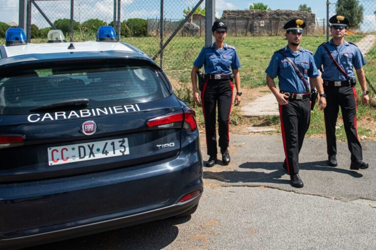 Das Bild zeigt Polizisten im Tor Tre teste-Park in Rom. Täter waren Nordafrikaner.