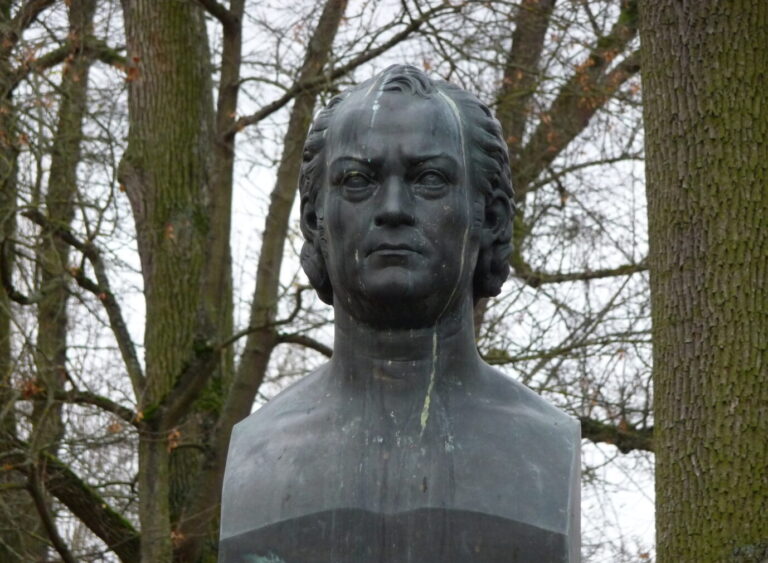 Denkmal fuer den deutschen Schriftsteller Jean Paul im Englischen Garten von Meiningen.
