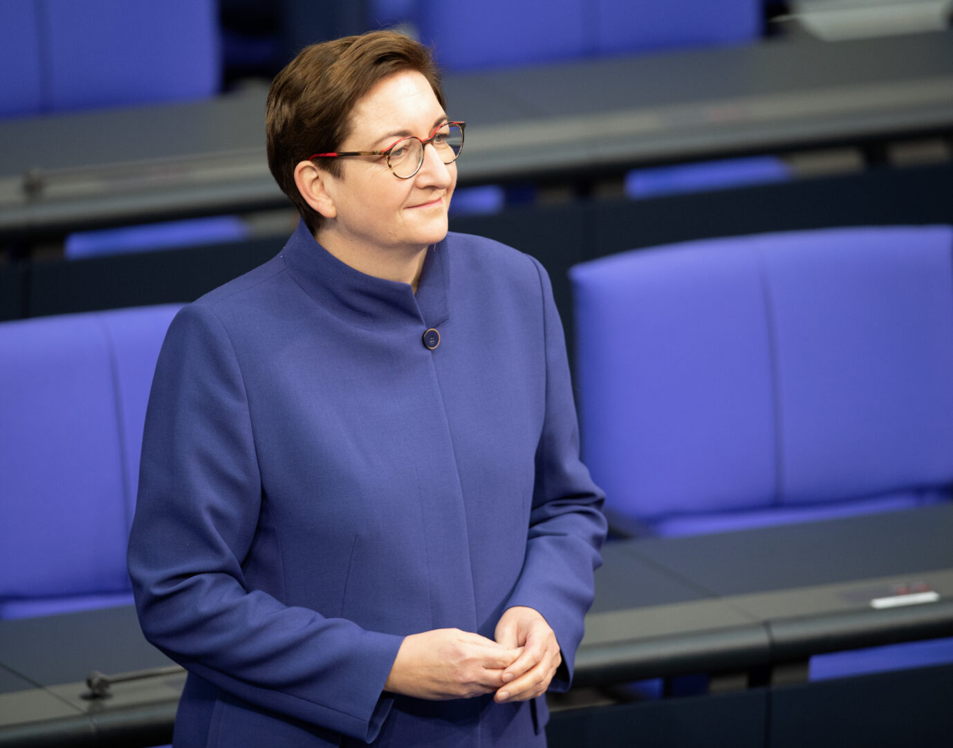 Clara Geywitz (SPD), Bundesbauministerin, steht während der 158. Sitzung des Bundestages. Die Themen sind unter anderem eine Debatte zum internationalen Frauentag, die Migrationskrise in den Bundesländern und die Forschung zu Long Covid. Sie soll sich jetzt um die Finanzpolitik kümmern.