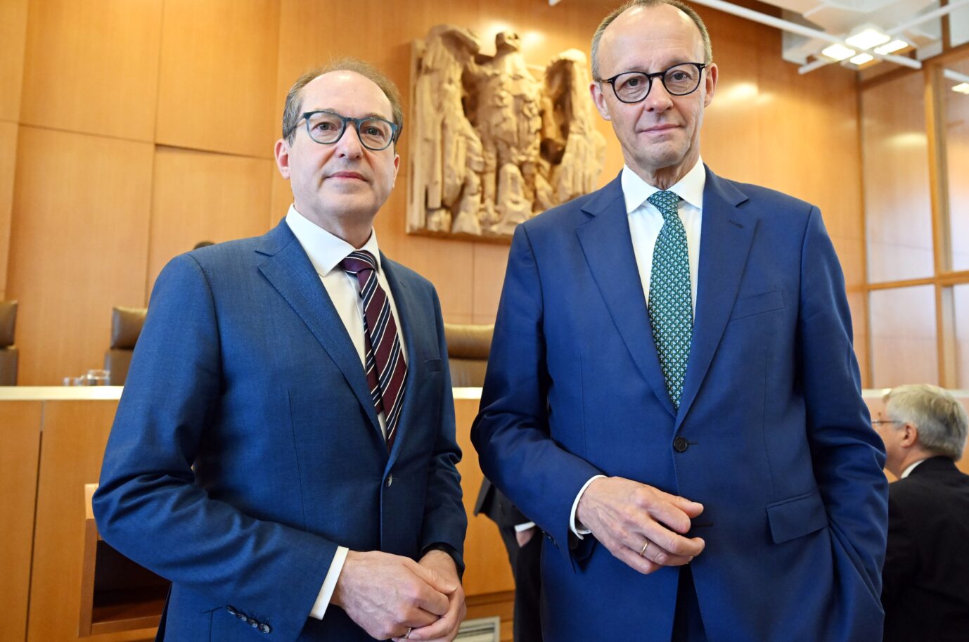 Alexander Dobrindt und Friedrich Merz im April 2023 als Kläger gegen das neue Wahlrecht vor den Verfassungsrichtern.