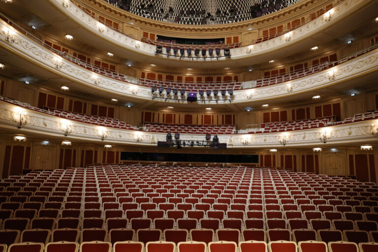 Innenraum der Staatsoper Unter den Linden mit mehreren übereinanderliegenden Rängen, roten Sitzreihen und goldverzierter Ausstattung. Die Berliner Staatsoper Unter den Linden: Burschenschafter gecancelt. Foto: picture alliance / Metodi Popow | M. Popow