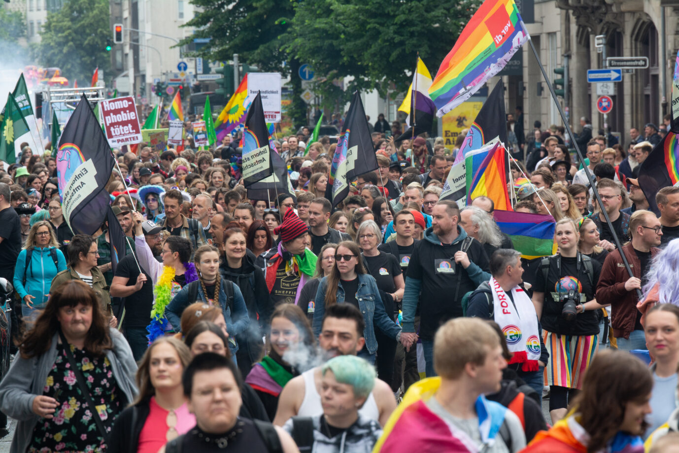 Queere Veranstaltungen soll es in NRW künftig mehr geben. Der Christopher Street Day in Düsseldorf. Foto: picture alliance / NurPhoto | Ying Tang
