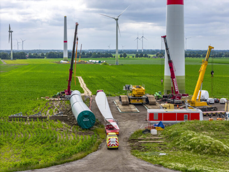 Bau eines Windrades: Obwohl die Politik in Deutschland auf Windkraft setzt, verabschieden sich mehr Unternehmen von den Klimazielen.