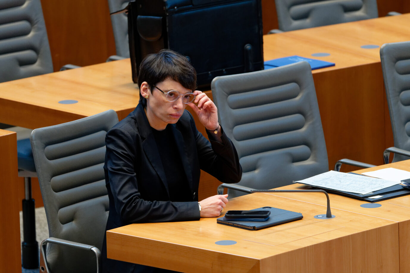 Josefine Paul (Grüne), Ministerin für Kinder, Jugend, Familie, Gleichstellung, Flucht und Integration des Landes Nordrhein-Westfalen, sitzt bei einer Plenarsitzung im Landtag von Nordrhein-Westfalen auf ihrem Platz. Die Ministerin für Kinder, Jugend, Familie, Gleichstellung, Flucht und Integration des Landes Nordrhein-Westfalen, Josefine Paul: Eigenes Antidiskriminierungsgesetz geplant. Foto: picture alliance/dpa | Henning Kaiser