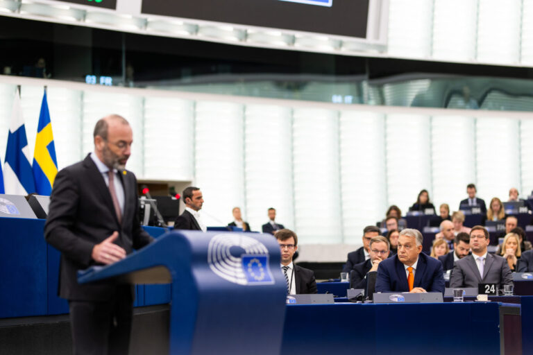 EVP-Chef Manfred Weber (CSU, l.) und Ungarns Ministerpräsident Viktor Orbán (Patrioten für Europa): Steht die Brandmauer im EU-Parlament oder nicht?