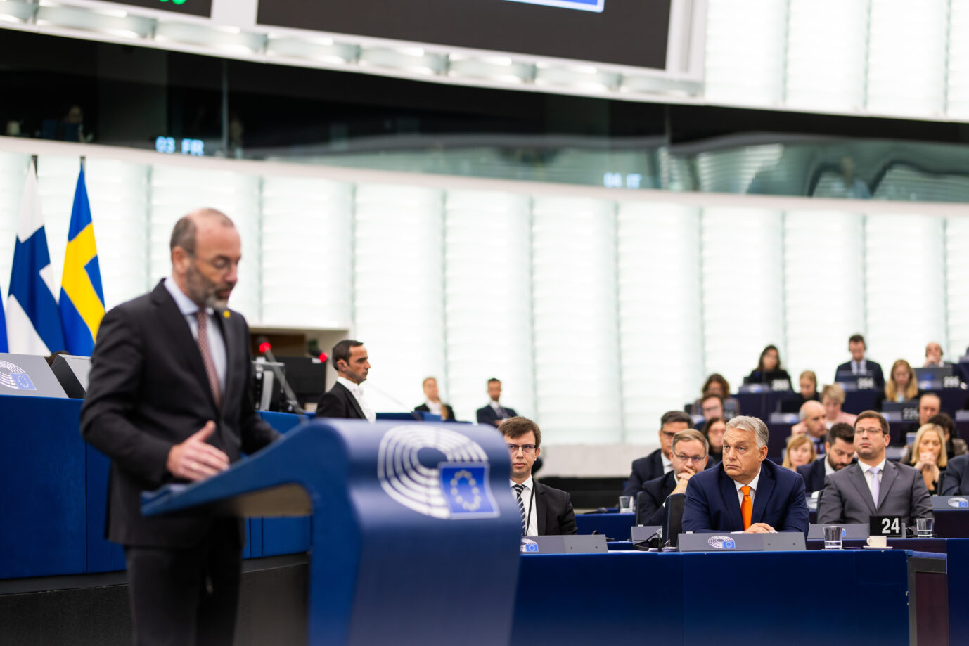 EVP-Chef Manfred Weber (CSU, l.) und Ungarns Ministerpräsident Viktor Orbán (Patrioten für Europa): Steht die Brandmauer im EU-Parlament oder nicht?