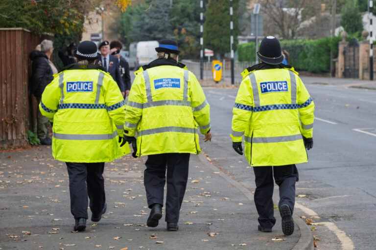 Britische Polizeibeamte laufen eine Straße entlang – leider ist es in Großbritannien häufig nicht ihr Job, Meinungsfreiheit und Free Speech aufrecht zu erhalten