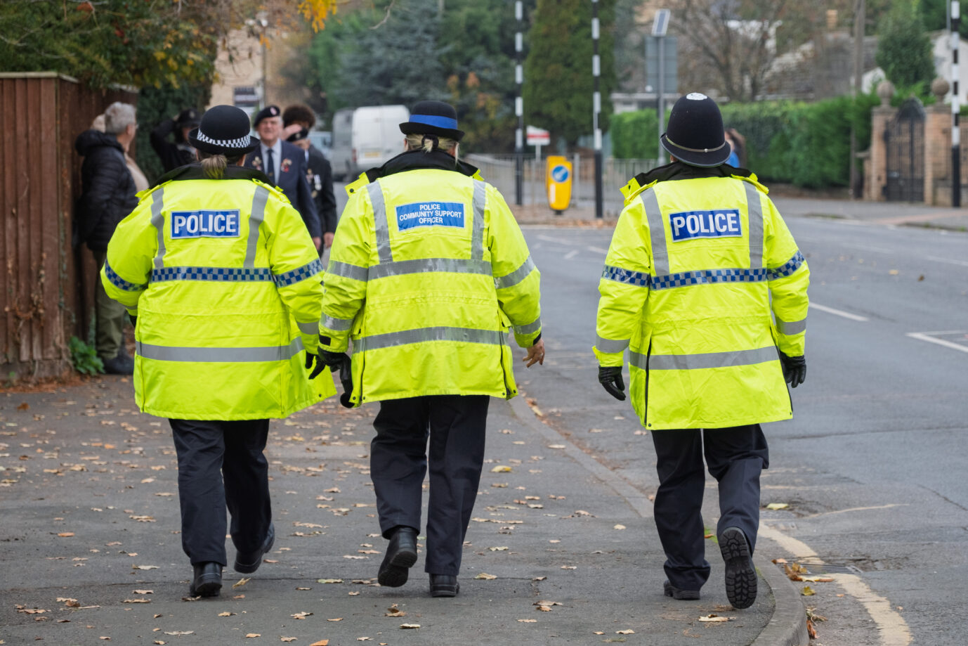 Britische Polizeibeamte laufen eine Straße entlang – leider ist es in Großbritannien häufig nicht ihr Job, Meinungsfreiheit und Free Speech aufrecht zu erhalten