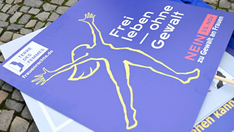 Ein Schild mit der Aufschrift "Frei leben ohne Gewalt" liegt während einer Kundgebung von Terre des Femmes gegen Partnerschaftsgewalt anlässlich des Internationalen Tags für die Beseitigung von Gewalt gegen Frauen vor dem Brandenburger Tor auf dem Boden. Die Diakonie zeigt sich aktuell besorgt über zunehmenden Antifeminismus.