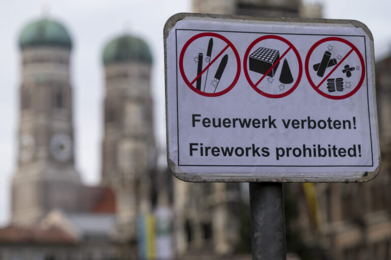 Ein Schild mit der Aufschrift «Feuerwerk verboten!» steht in der Innenstadt vor der Kulisse der Frauenkirche. Die Diskussion ums Böllern ist aktuell allgegenwärtig.