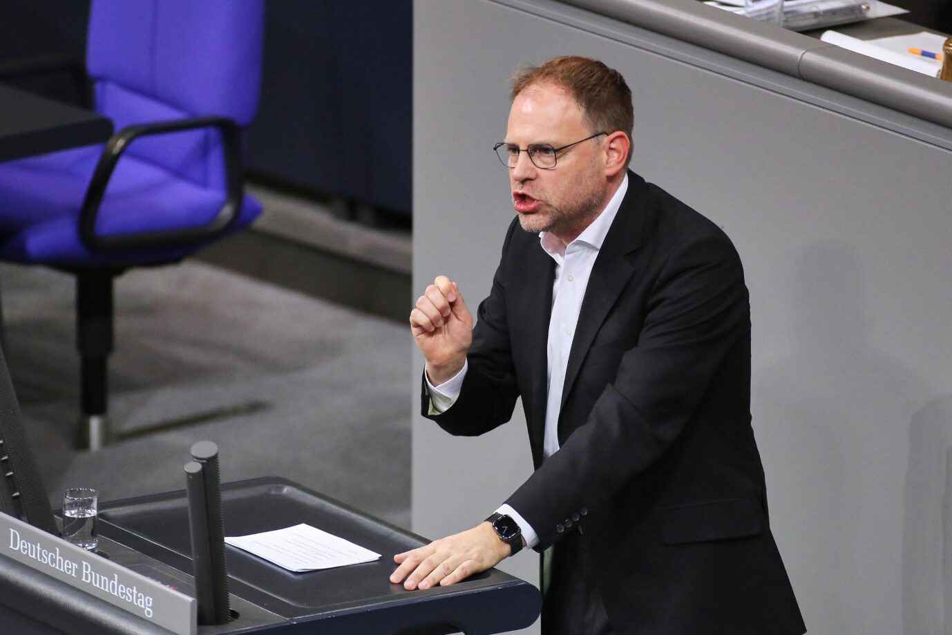 Der Berliner FDP-Landesvorsitzende Christoph Meyer steht an einem Rednerpult und gestikuliert erregt – über die Idee, Baumpflanzungen mit dem Bundes-„Sondervermögen“ zu bezahlen, wenig begeistert