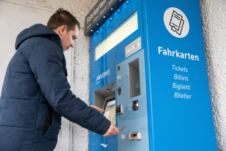 Wer demnächst ein Ticket für den Nahverkehr kauft, muß mehr zahlen, die Verkehrsverbünde drehen an der Preisschraube (Symbolbild).