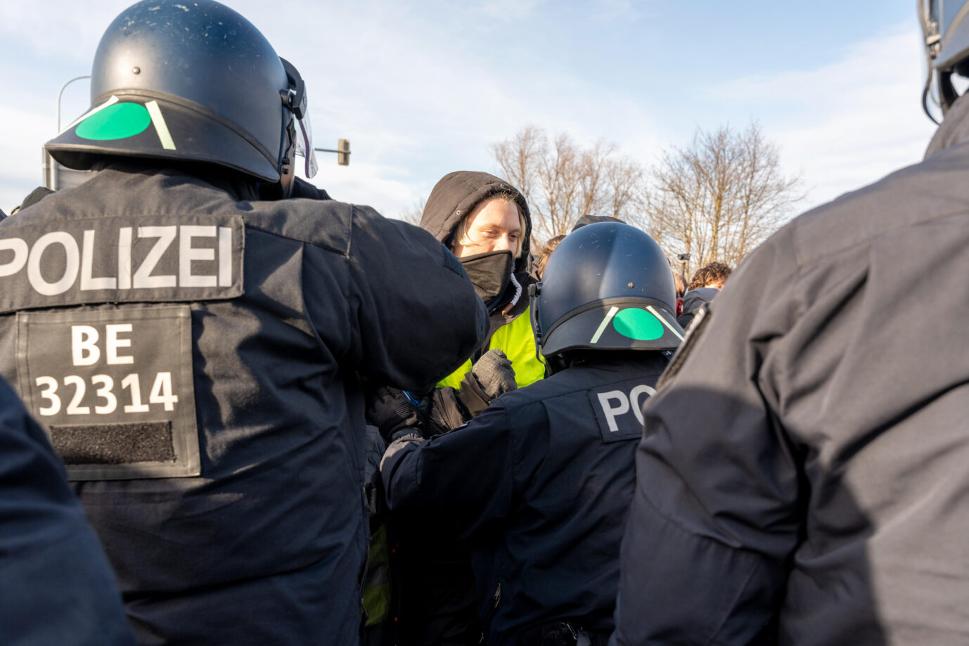 Polizisten stehen gegenüber einer Blockade auf einer Zufahrt zur WT Energiesysteme Arena, wo am Wochenende vom 10.-11. Januar der AfD Parteitag stattfindet. Ein breites Bündnis hatte zu Gegenprotesten gegen die rechtsextreme Partei aufgerufen. Blockiert wurden insbesondere die Zufahrtswege, wodurch sich der Beginn des Parteitages etwa 2 Stunden nach hinten verschob. Riesa, 11.01.2025. Polizisten schützen den AfD-Parteitag in Riesa: In Gießen dürfen Linksextreme nicht direkt vor die Halle. Foto: picture alliance / PIC ONE | Bastian Stock