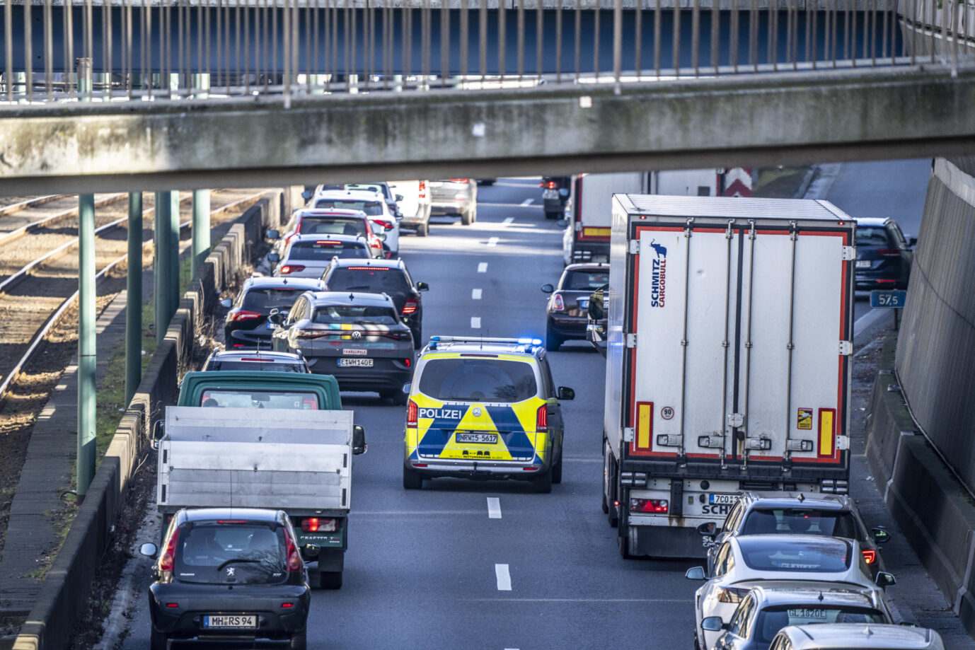 Wo ist die Frau aus Afrika, deren Hände auf der Autobahn gefunden wurden? Symbolbild: picture alliance / Jochen Tack | Jochen Tack