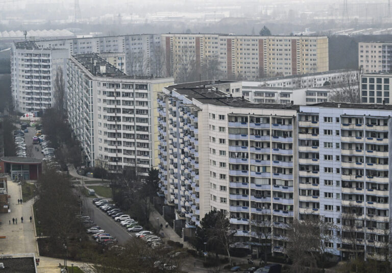 Im düsteren Nebel liegen Plattenbauten in Berlin-Marzahn dar