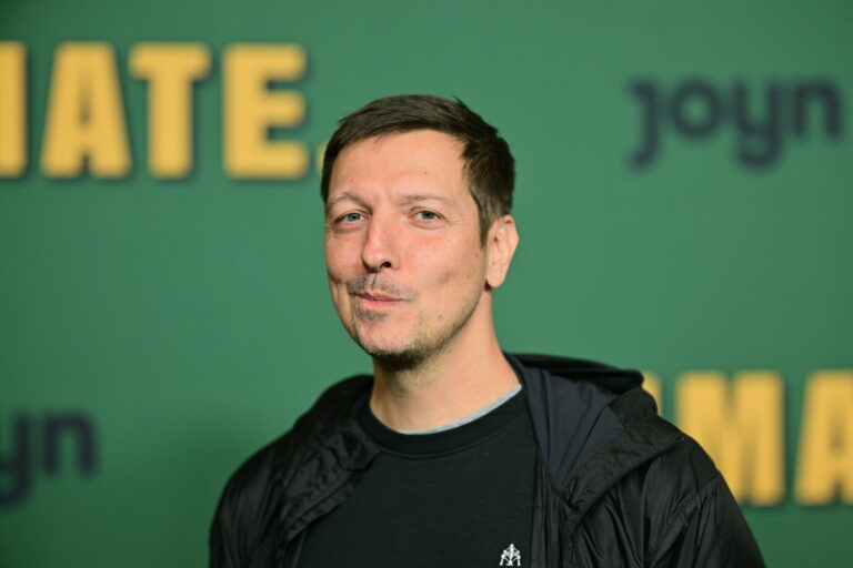 Thilo Mischke, Journalist und Moderator, steht während eines Photocalls zur Premiere der zweiten Staffel „INTIMATE.“ im Zoo Palast.