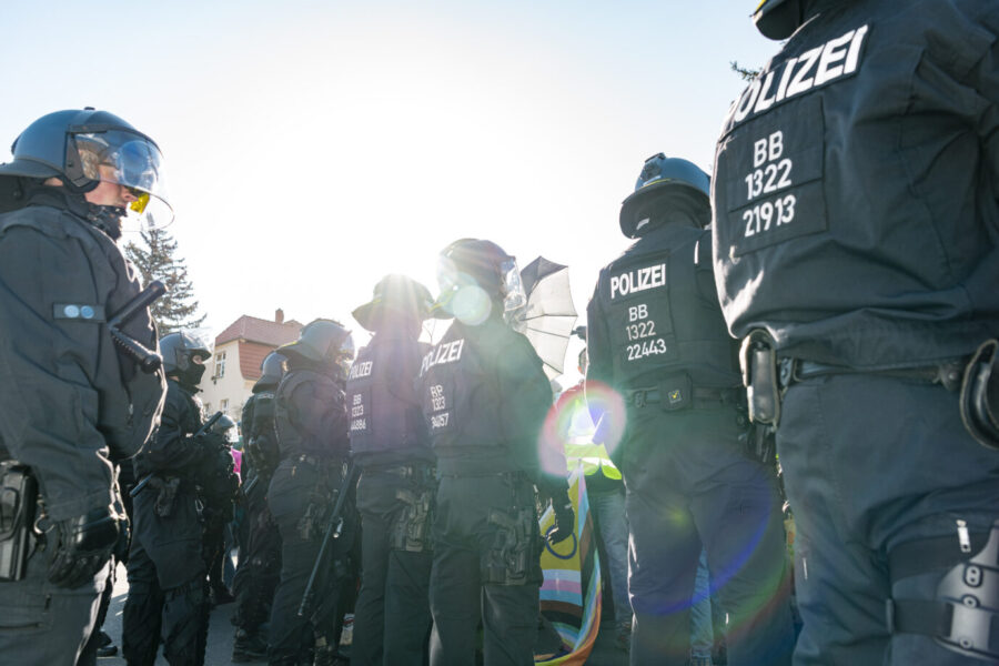 Polizisten halten eine Anti-AfD-Demonstration vor dem Parteitag des Berliner Landesverband zurück: In Gießen werden tausenden Beamte zusammengezogen. Foto: picture alliance / Eventpress | EVENTPRESS Jeremy Knowles