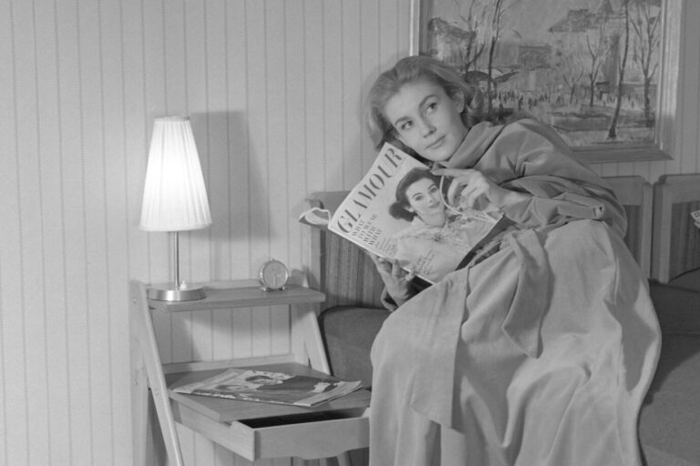 Eine junge Dame liest „Glamour“ in den 1950ern: Früher waren Frauenmagazine weniger „woke“. (Themenbild)