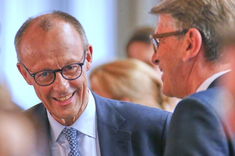 Altgediente Männerfreunde: Bundeskanzler Friedrich Merz und Wolfram Weimer.