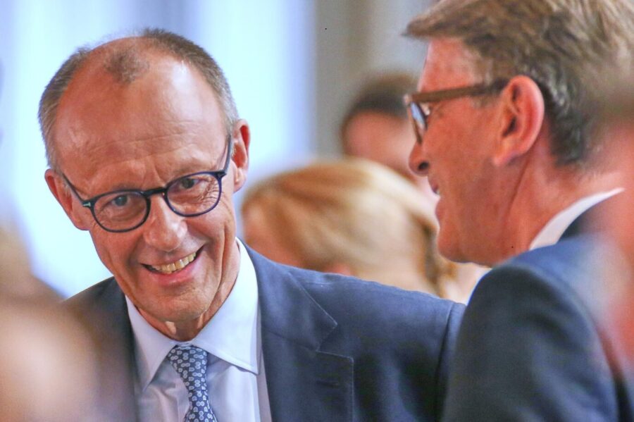 Altgediente Männerfreunde: Bundeskanzler Friedrich Merz und Wolfram Weimer.