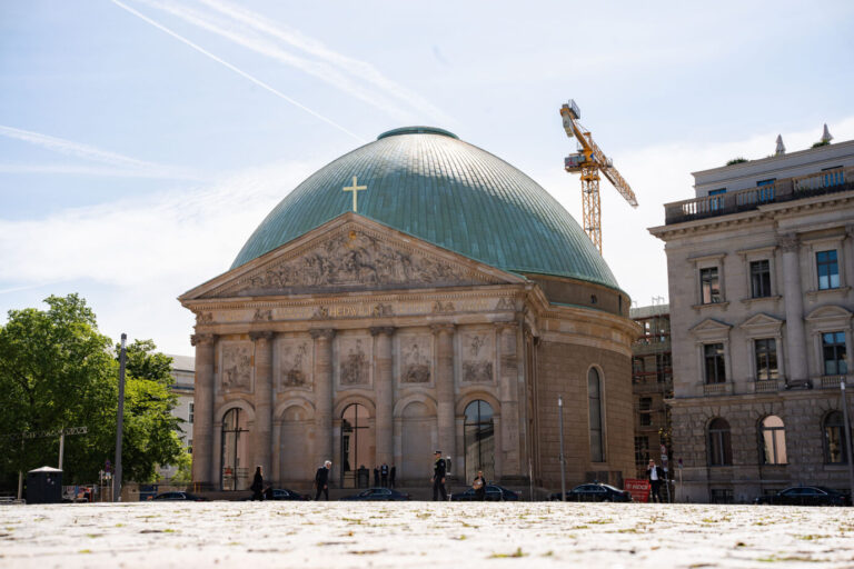 29.04.2025: Gesellschaft, Glaube, Katholische Kirche: Requiem für den verstorbenen Papst Franziskus in der Sankt Hedwigs-Kathedrale in Berlin.
