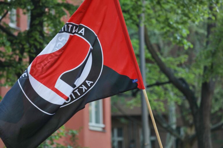 Berlin, Deutschland: Kreuzberg und Neukölln: Revolutionäre 1.-Mai-Demo: Linke Demonstranten ziehen über die Urbanstraße. Eine Antifa-nahe Gruppe hat einen staatlichen Preis gewonnen.