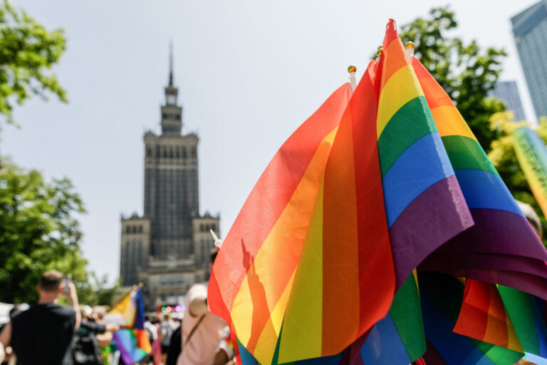 LGBTQ-Demonstranten schwenken Regenbogenfahnen in Warschau – Symbolbild dafür, daß Polen eine Homo-Ehe aus Deutschland anerkennen muß