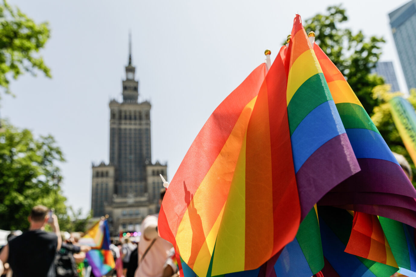 LGBTQ-Demonstranten schwenken Regenbogenfahnen in Warschau – Symbolbild dafür, daß Polen eine Homo-Ehe aus Deutschland anerkennen muß