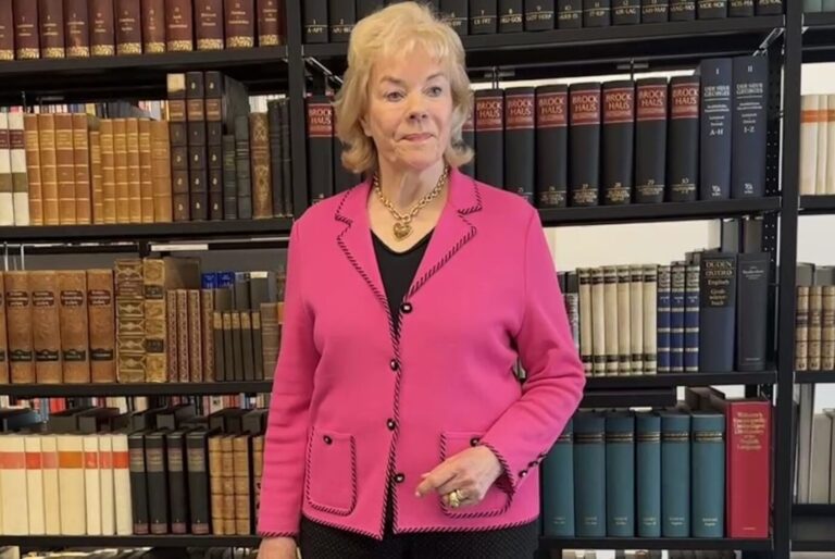 Die Vorsitzende der Desiderius-Erasmus-Stiftung, Erika Steinbach, im Juni in der Berliner Bibliothek des Konservatismus im Juni.