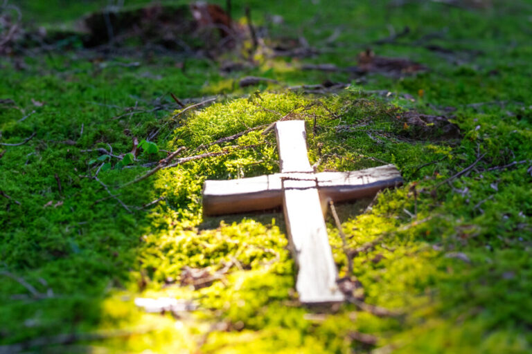 Kreuz auf dem Boden: Auch in Europa werden Gläubige zum Ziel christenfeindlicher Attacken.