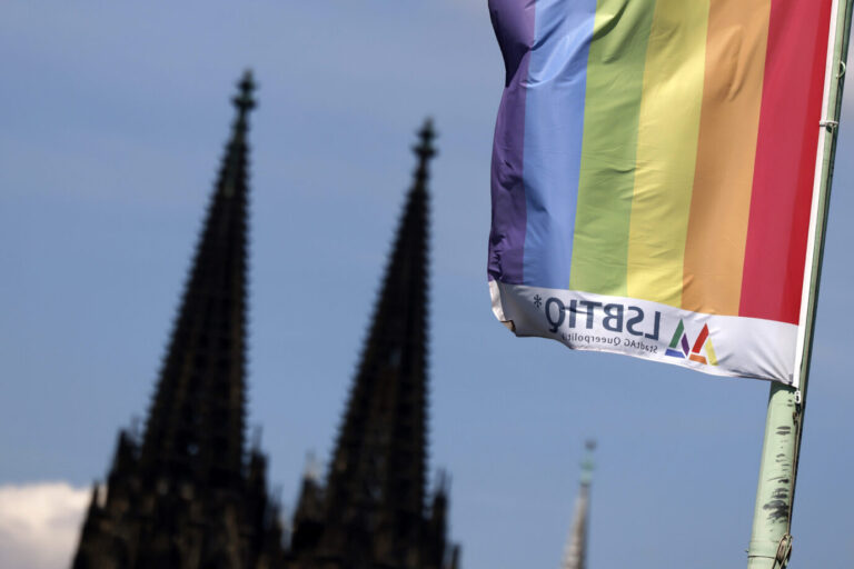 Regenbogenfahne vor dem katholischen Kölner Dom.