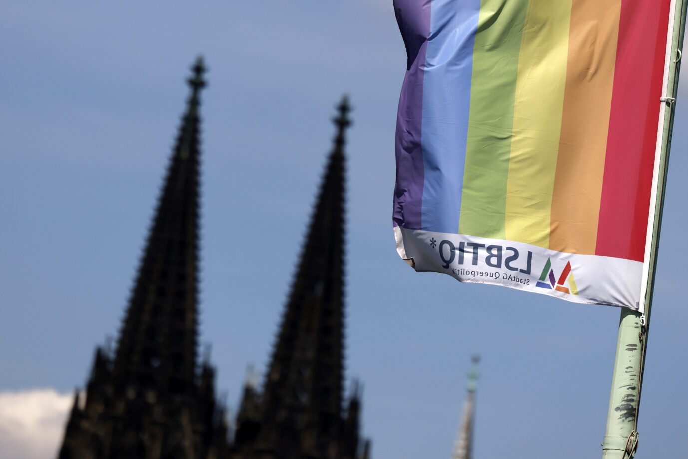Regenbogenfahne vor dem katholischen Kölner Dom.