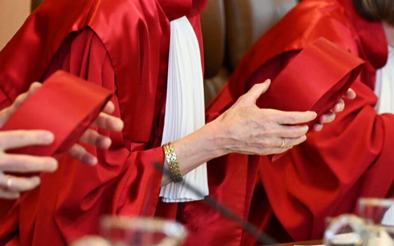 Das Bundesverfassungsgericht verwirft die Organklage eines AfD-Abgeordneten. Er wollte wissen, ob das Auswärtige Amt ein Visum in einen gefälschten Paß eintragen ließ. Die Richter sahen keine ausreichende Begründung. Der Zweite Senat des Bundesverfassungsgerichts. Urteilsverkündung durch den Zweiten Senat: Die AfD begründete ihre Klage nicht ausreichend. Foto: picture alliance/dpa | Uli Deck Es geht um das Fragerecht.