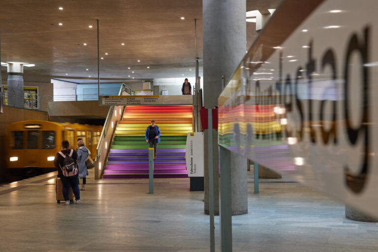 Die Berliner Verkehrsbetriebe (BVG) haben kurz vor dem Berliner Christopher Street Day (CSD) den U-Bahnhof Bundestag vor dem Reichstagsgebäude in Berlin-Mitte im Regenbogen-Design gestaltet. Bundestagspräsidentin Klöckner hat die Regenbogenflagge zum Christopher Street Day nicht auf dem Reichstagsgebäude hissen lassen wollen. Der in den Farben des Regenbogens dekorierte Berliner U-Bahnhof Bundestag: zehntausende Euro teuer. Foto: picture alliance / Jörg Carstensen | Joerg Carstensen