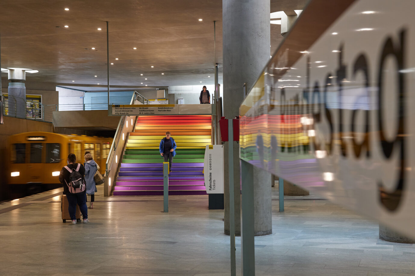 Die Berliner Verkehrsbetriebe (BVG) haben kurz vor dem Berliner Christopher Street Day (CSD) den U-Bahnhof Bundestag vor dem Reichstagsgebäude in Berlin-Mitte im Regenbogen-Design gestaltet. Bundestagspräsidentin Klöckner hat die Regenbogenflagge zum Christopher Street Day nicht auf dem Reichstagsgebäude hissen lassen wollen. Der in den Farben des Regenbogens dekorierte Berliner U-Bahnhof Bundestag: zehntausende Euro teuer. Foto: picture alliance / Jörg Carstensen | Joerg Carstensen