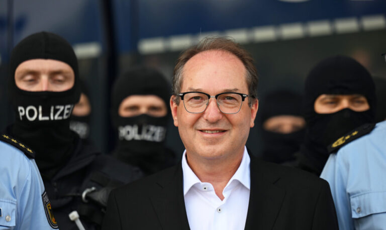 Hält an seinen Plänen, Syrer abzuschieben, fest: Bundesinnenminister Alexander Dobrindt (CSU). Foto: picture alliance/dpa | Hendrik Schmidt