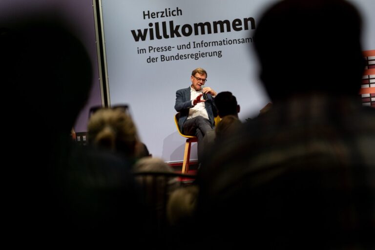 Johann Wadephul (CDU), Außenminister, nimmt am Tag der offenen Tür der neuen Bundesregierung im Bundespresseamt an einem Bühnengespräch teil. An dem Wochenende besteht die Gelegenheit, einen Blick hinter die Kulissen der Politik zu werfen und sich über die Arbeit der Bundesregierung zu informieren.